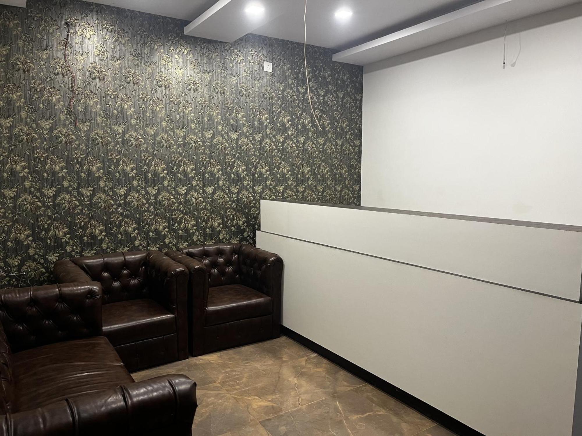 Roomquet Comfort Inn Allāhābād Junction Exterior foto