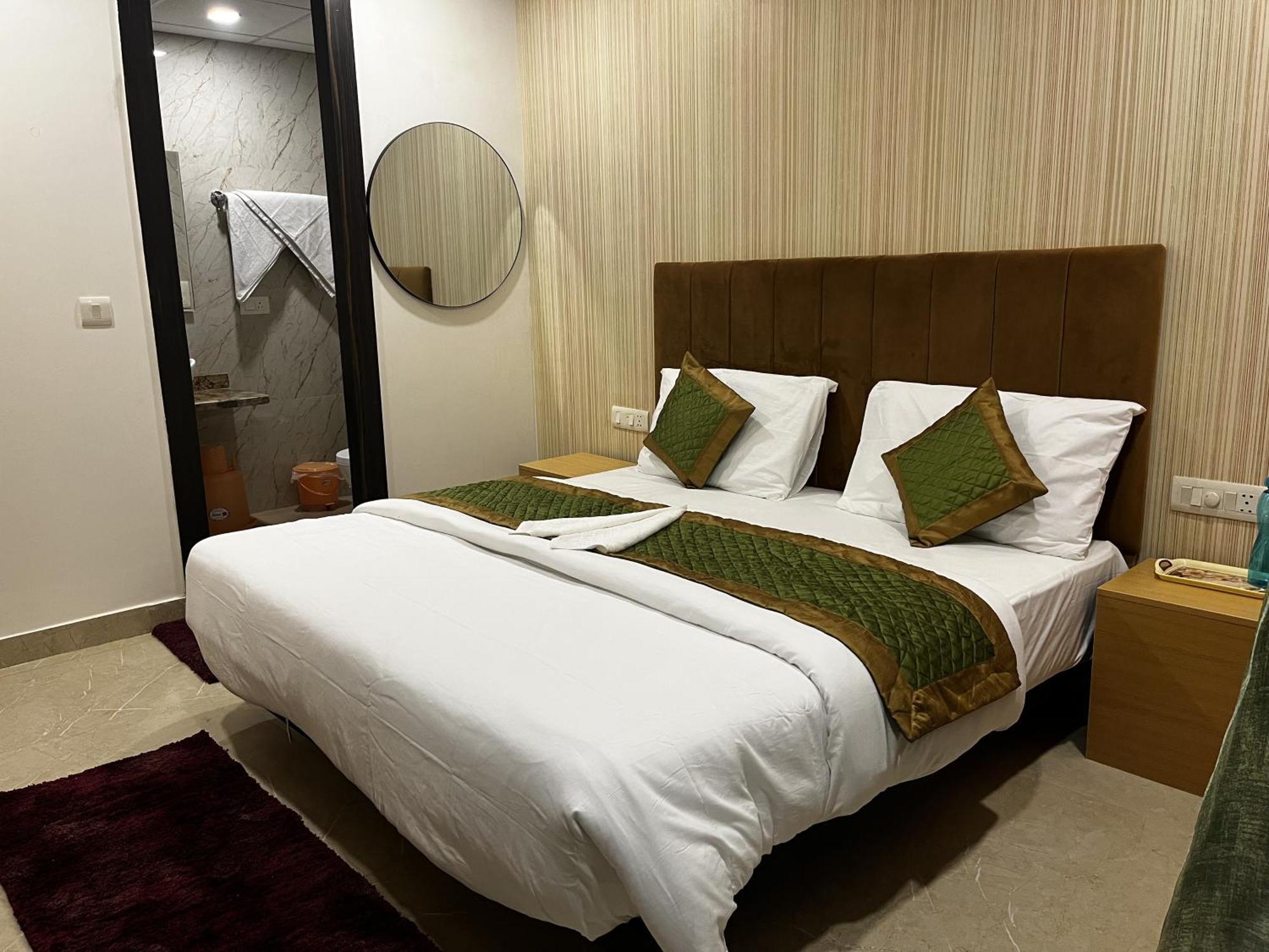 Roomquet Comfort Inn Allāhābād Junction Exterior foto